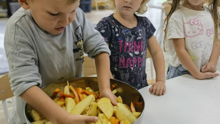 Tydzień warzywny – przygotowujemy pieczone ziemniaki, marchewkę i twarożek ze szczypiorkiem