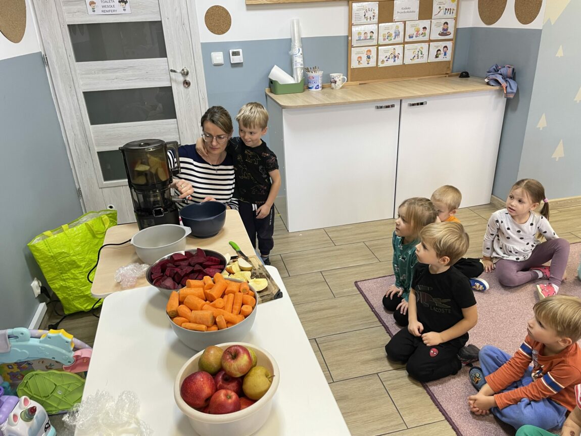 Dzień soków owocowo- warzywnych z darów jesieni z Panią Olą – mamą Henia Polit