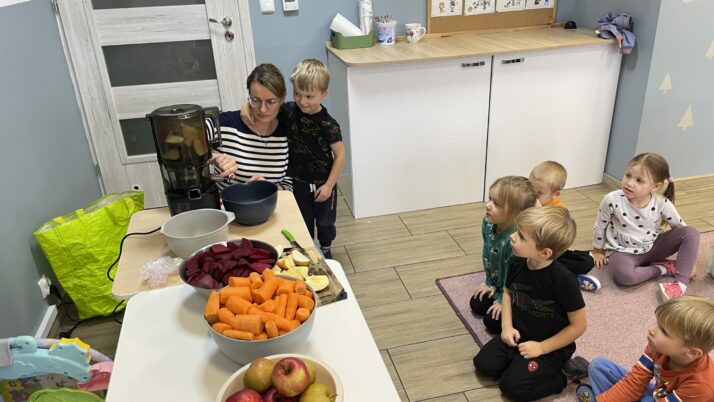 Dzień soków owocowo- warzywnych z darów jesieni z Panią Olą – mamą Henia Polit