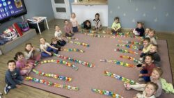 Dekorowanie sali – tworzenie świątecznego łańcucha