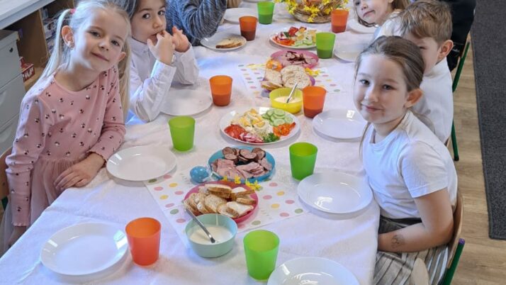 Ozdabianie wielkanocnego mazurka i śniadanie wielkanocne